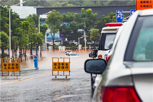 水灾车被淹了保险具体怎么赔偿-摄图网
