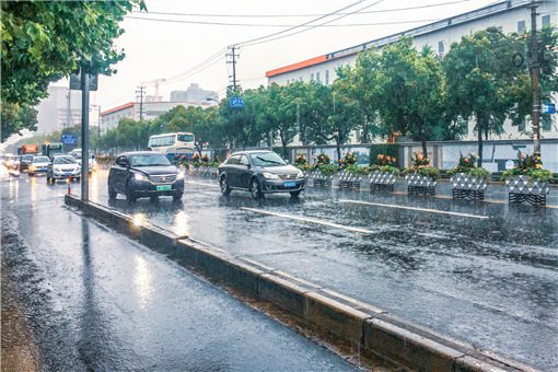 遇到暴雨天气我们应该注意什么-摄图网